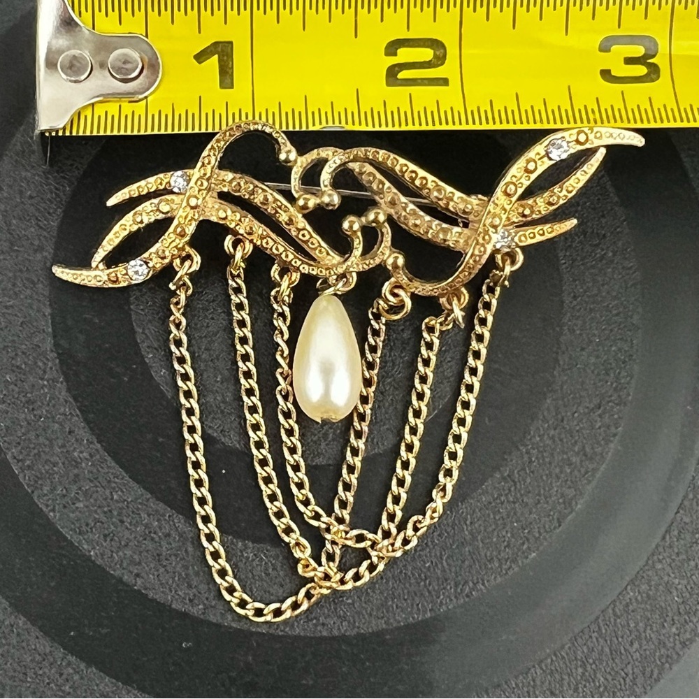 Vintage Gold Tone Brooch w/ Faux Pearl - Picture 9 of 9